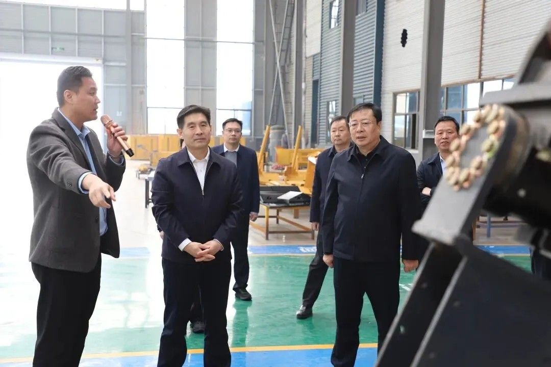 菏澤市人大常委會黨組書記、主任王磊、鄆城縣領導蒞臨山東昌松工程機械調研指導工作